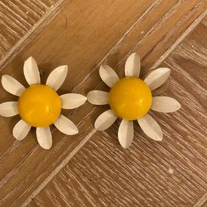 Daisy earrings—so vintage they’re in style again!